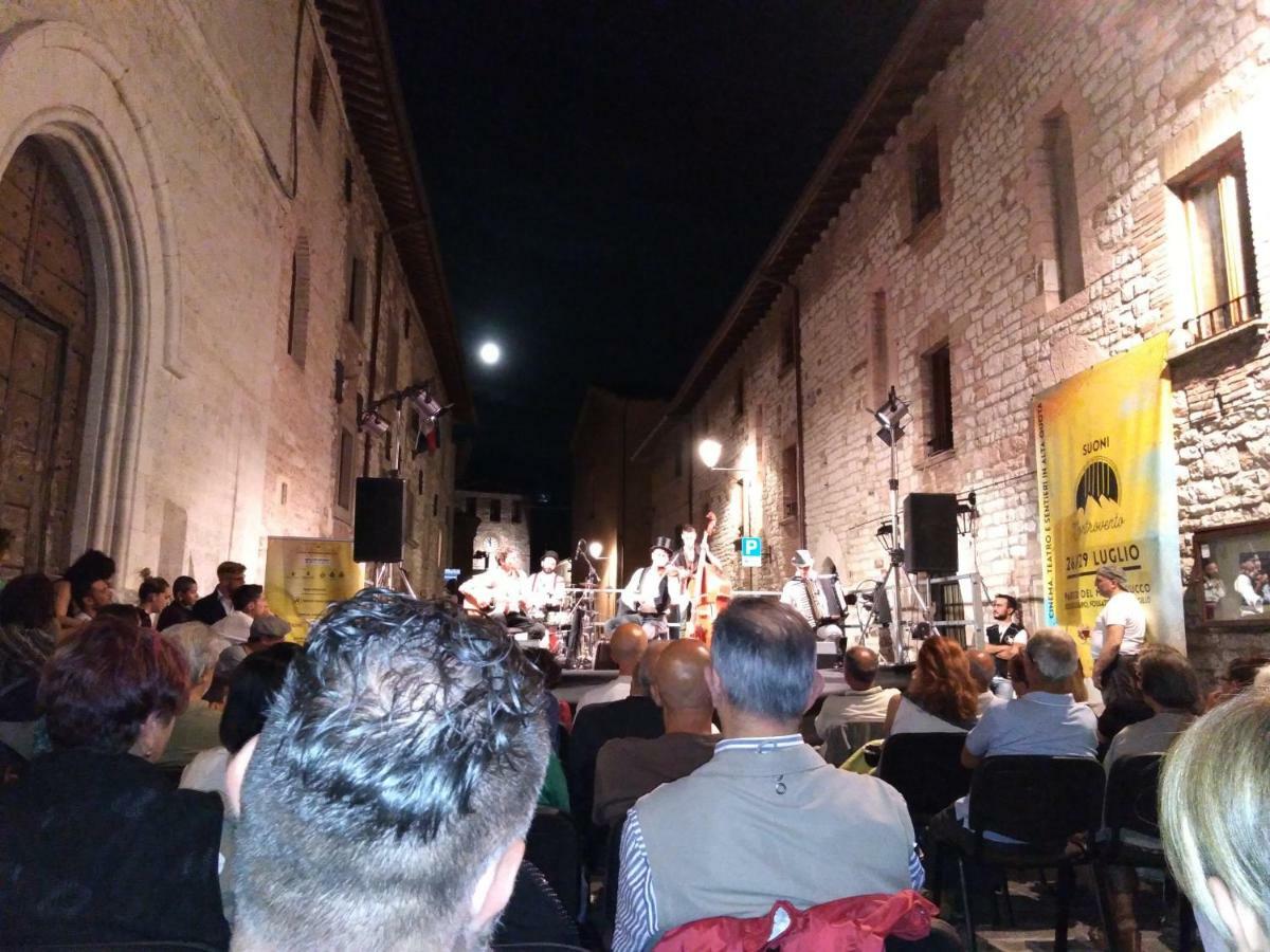 Il Risveglio Dei Sensi Villa Fossato di Vico ภายนอก รูปภาพ